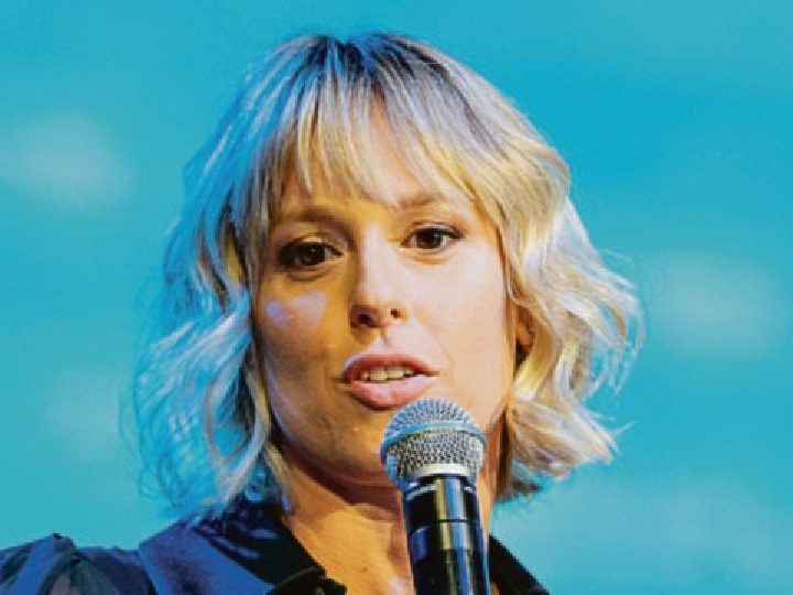 L’estate di Federica Pellegrini: mostra il pancino premaman in piscina! Le immagini bellissime