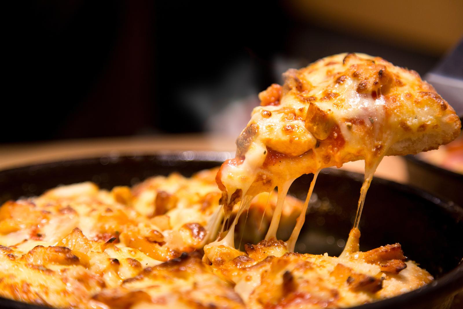 Just Pizza & Wing Co: la pizzeria che sta facendo la differenza nella vita dei cani abbandonati!