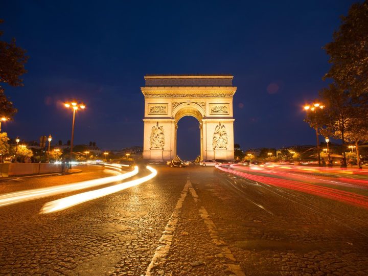 Incredibile a Parigi: mare di smartphone illumina gli Champs-Élysées a mezzanotte!