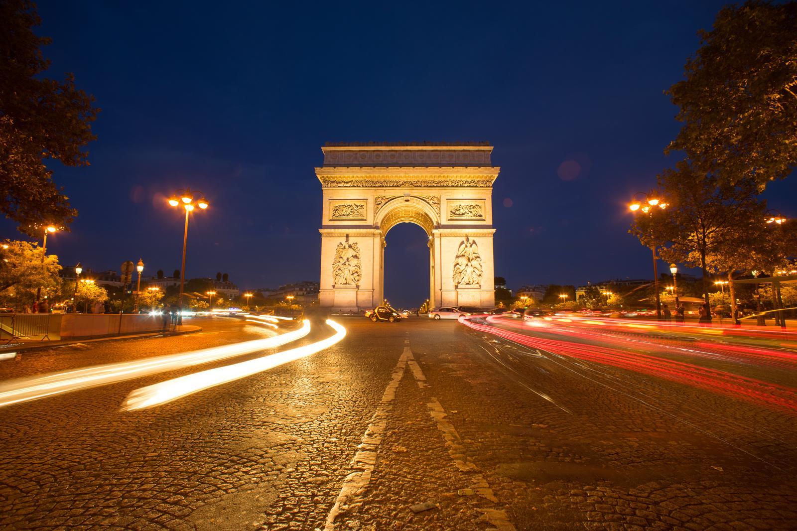 Incredibile a Parigi: mare di smartphone illumina gli Champs-Élysées a mezzanotte!